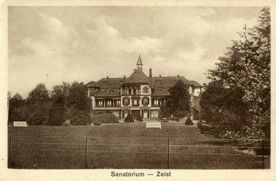 15759 Gezicht op de voorgevel van het hoofdgebouw van het Christelijk Sanatorium met omringende beplanting (Oude ...